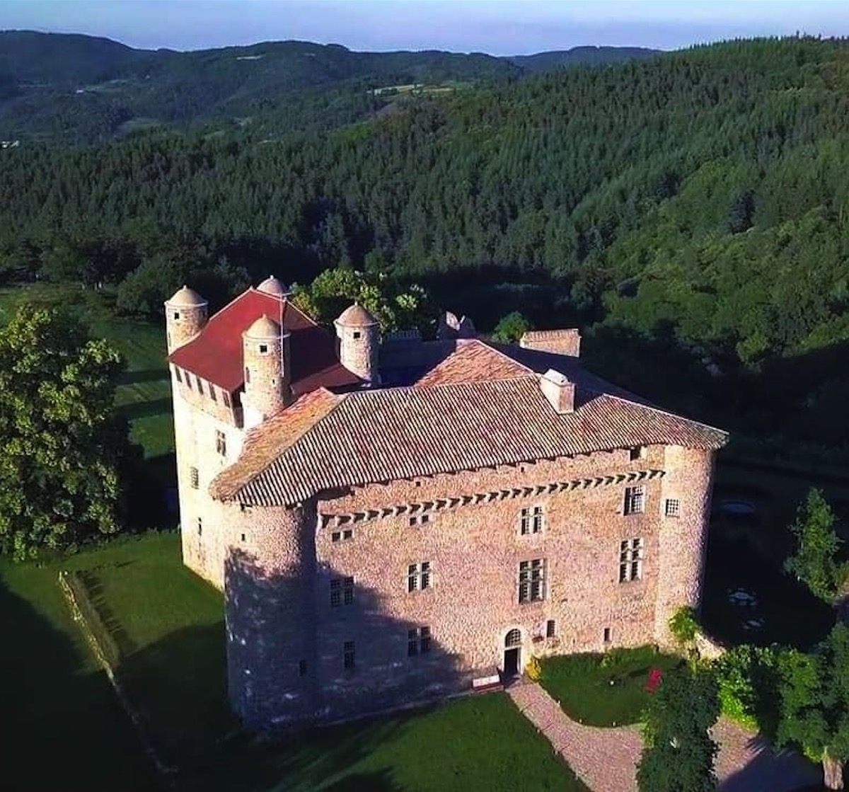 Cet été faites un chantier participatif dans le parc d’un château médiéval en Ardèche !