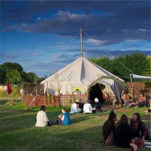 Aliore | Vacances participatives dans un camp écologique en Angleterre