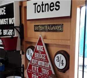 Aliore | Expérience culturelle à Totnes en Angleterre pour les 50 ans et plus